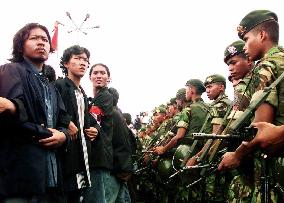 Indonesia students confront sec